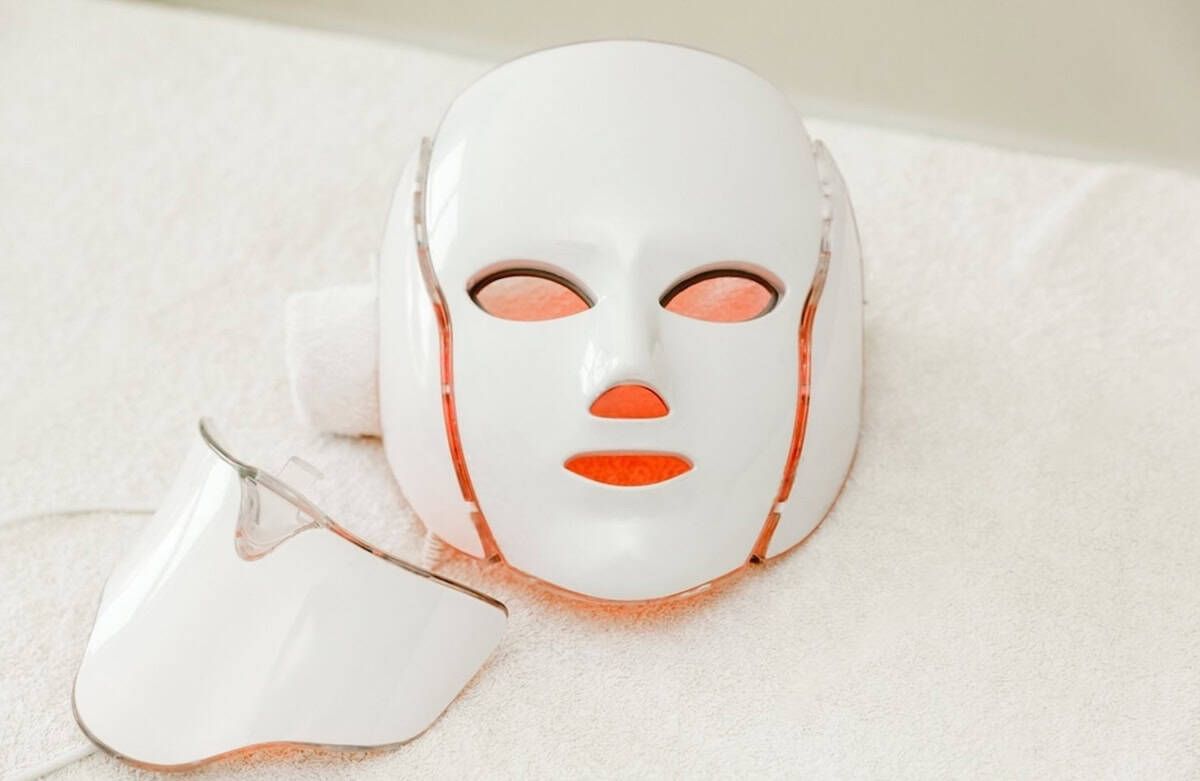 bilde av led-maske liggende på håndkle